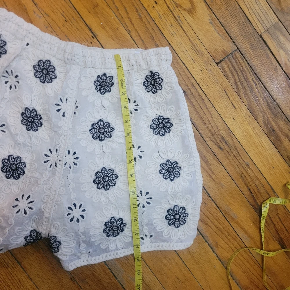 Cream‎ & Black Embroidered Floral Women's Shorts NWOT Cottagecore Coastal Boho